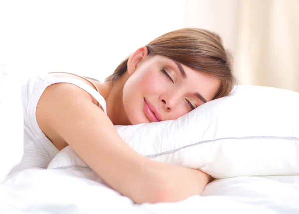 Belle fille dort dans la chambre, couchée sur le lit — Photo