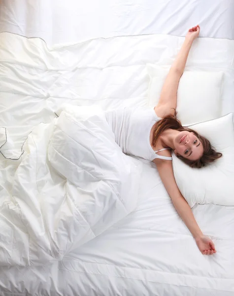 Vacker flicka liggande i sovrum på tidigt på morgonen — Stockfoto