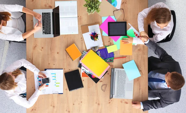 Uomini d'affari che siedono e discutono alla riunione di lavoro, in ufficio — Foto Stock