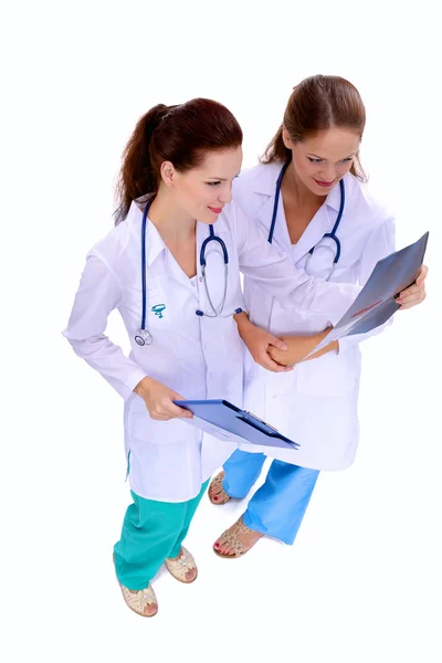 Dos enfermeras viendo la imagen de Rayos X, de pie en el hospital — Foto de Stock