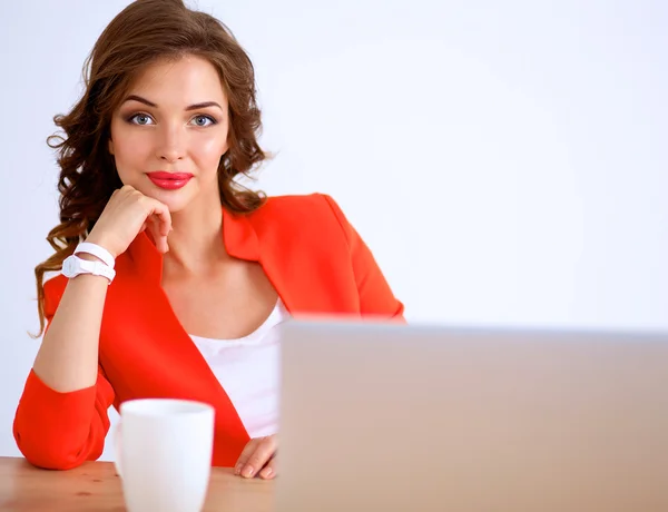 Belle femme assise au bureau, travaillant avec un ordinateur portable — Photo