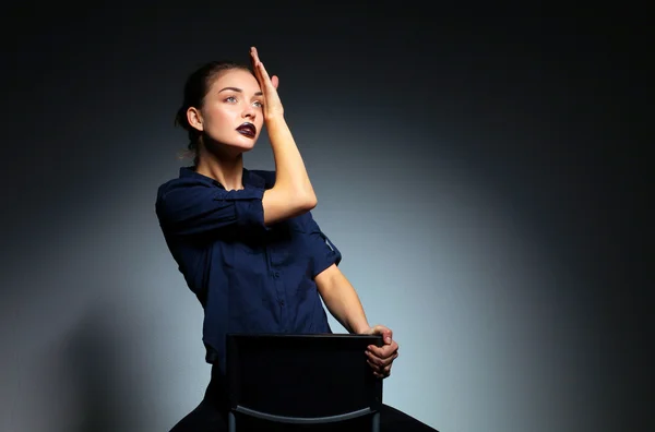 Portrait de belle jeune femme visage. Isolé sur fond noir — Photo