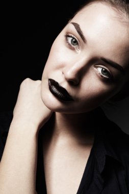 Güzel genç kadın yüz portresi kapatın. Siyah arka plan üzerine izole.