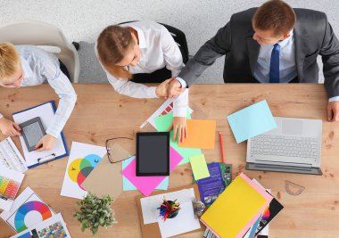 İş adamları iş toplantısında, ofiste oturup tartışıyorlar.