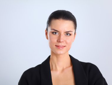 ayakta, gri arka plan üzerinde izole genç kadın