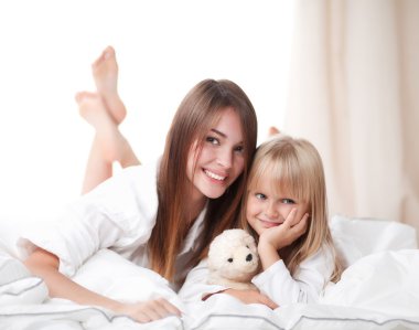 kadın ve genç kız yalan Oda gülümseyerek