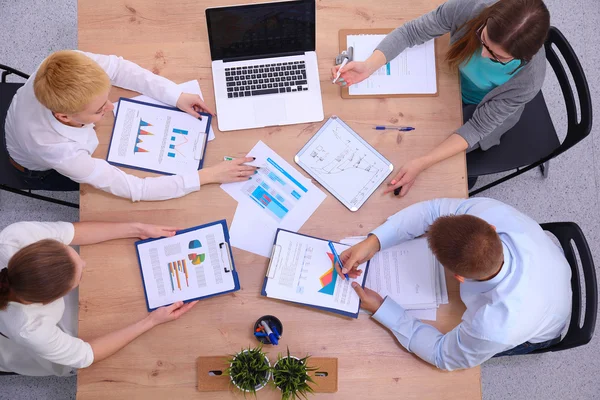 Zakenmensen zitten en discussiëren op zakelijke bijeenkomst, in functie — Stockfoto