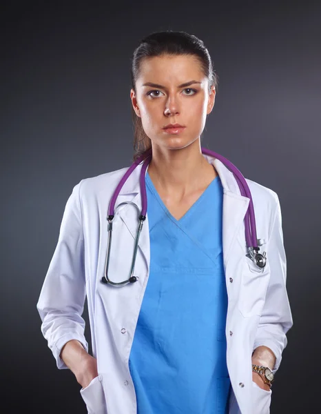 Jeune médecin femme avec stéthoscope isolé sur gris — Photo