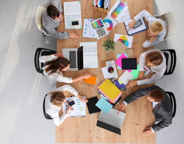 Uomini d'affari che siedono e discutono alla riunione di lavoro, in ufficio — Foto Stock