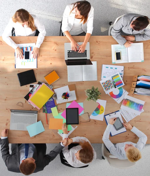 Geschäftsleute sitzen und diskutieren bei Geschäftstreffen, im Büro — Stockfoto