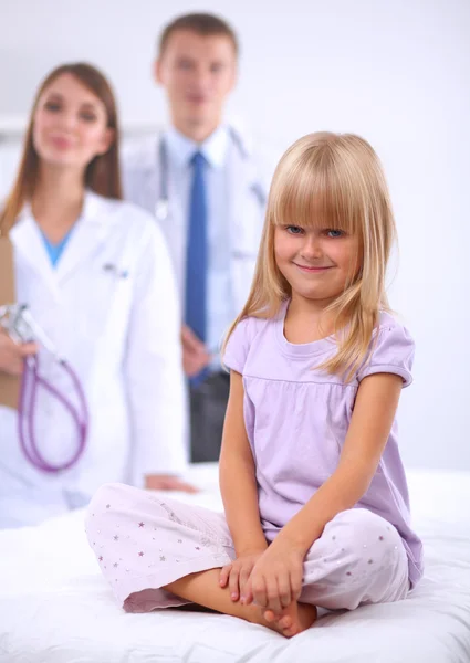 Médico femenino examinando a un niño con estetoscopio en cirugía — Foto de Stock