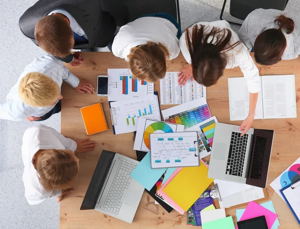 Uomini d'affari che siedono e discutono alla riunione di lavoro, in ufficio — Foto Stock