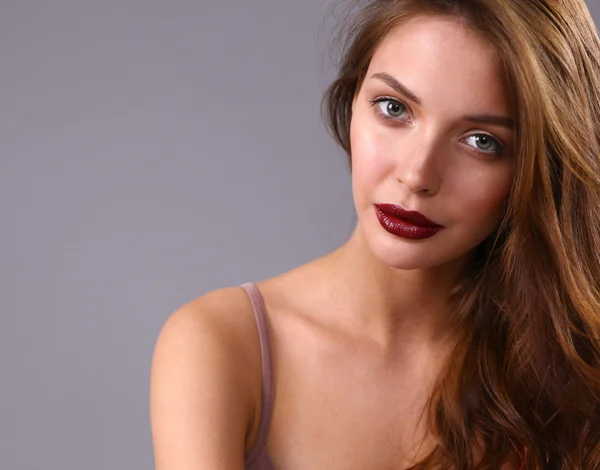 Retrato de mujer hermosa, aislado sobre fondo gris — Foto de Stock