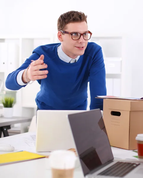 Junge Geschäftsleute arbeiten im Büro an neuem Projekt — Stockfoto