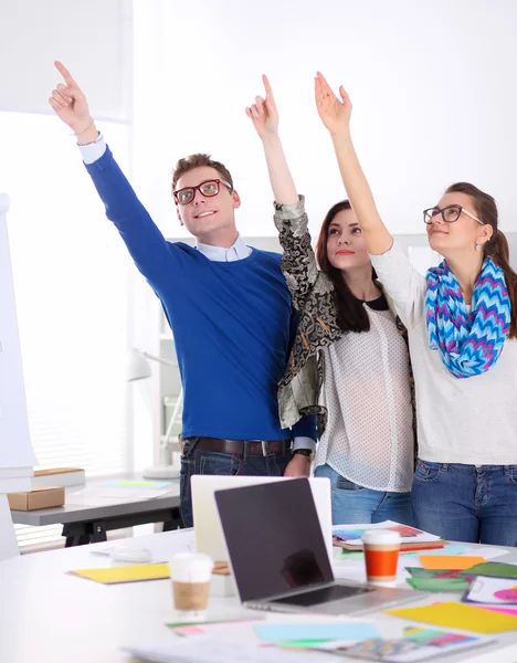 Jonge zakenlui permanent op kantoor in de buurt van Bureau en omhoog — Stockfoto