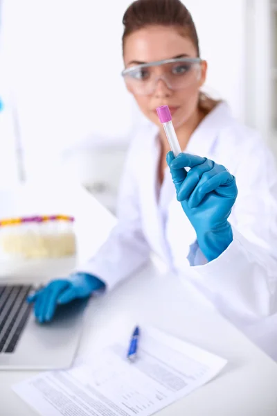 Forscherin ist von Fläschchen und Fläschchen umgeben, isoliert auf weißem Hintergrund — Stockfoto