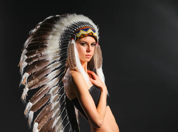 Belle femme en costume amérindien avec des plumes — Photo