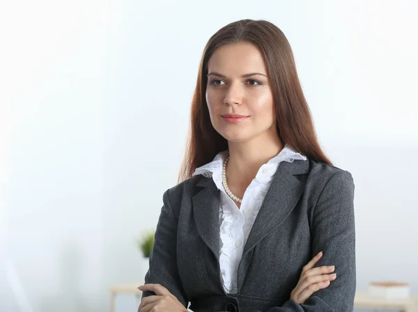 Portret kobiety biznesu stojącej z skrzyżowanymi ramionami w biurze — Zdjęcie stockowe