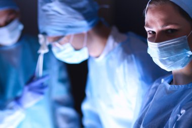 Ekip cerrahı ameliyathanede..