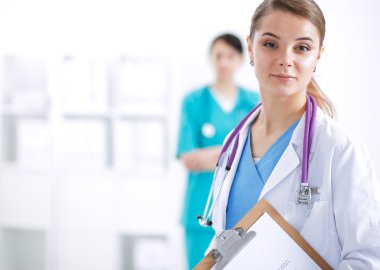 Kadın doktor hastanede dosyayla bekliyor.