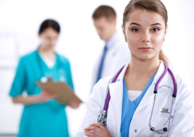 Kadın doktor hastanede steteskopla dikiliyor.