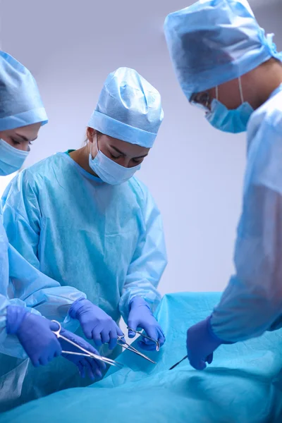 Týmový chirurg na operačním sále. — Stock fotografie