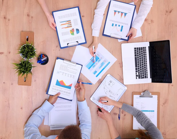 Gente de negocios sentada y discutiendo en la reunión de negocios, en la oficina — Foto de Stock