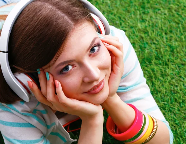 Mulher ouvindo a música — Fotografia de Stock