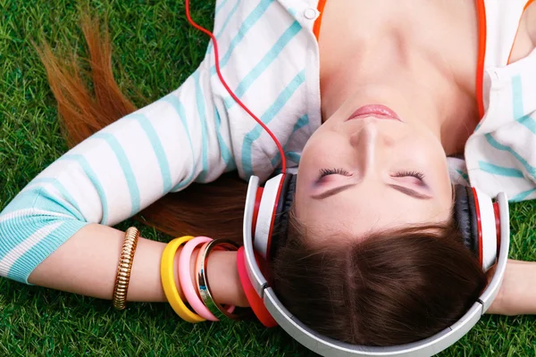 Vrouw die naar de muziek luistert — Stockfoto