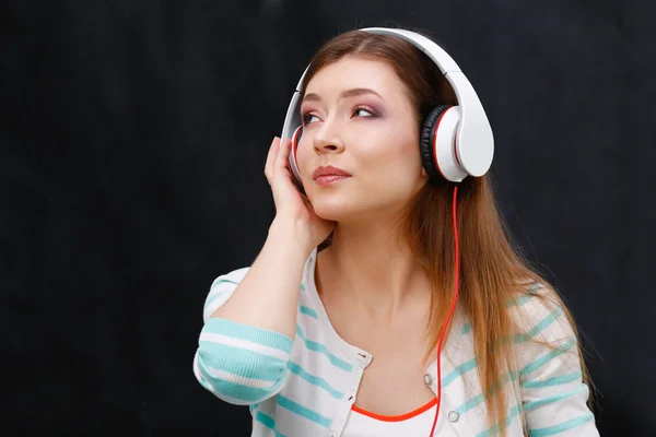 Mulher ouvindo a música — Fotografia de Stock