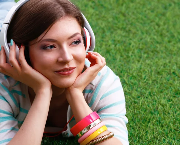 Femeia care asculta muzica — Fotografie, imagine de stoc