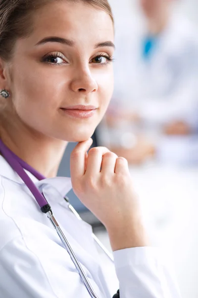 Equipe médica sentada à mesa no hospital moderno — Fotografia de Stock