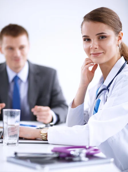 Squadra medica seduta al tavolo in ospedale moderno — Foto Stock