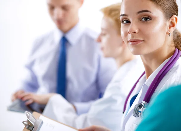 Femme médecin debout avec stéthoscope à l'hôpital — Photo