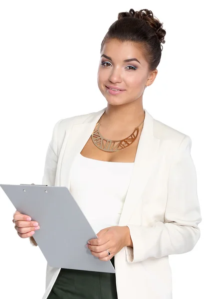 Porträt einer jungen Frau, die mit einem Ordner im Büro arbeitet — Stockfoto