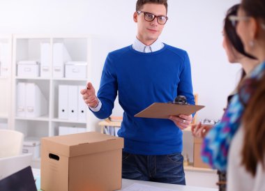 Yeni bir proje üzerinde çalışan genç iş adamları