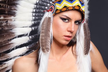 güzel bir kadın Kızılderili kostümü tüylü