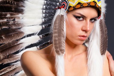 güzel bir kadın Kızılderili kostümü tüylü