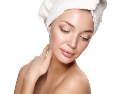 hombre que trabaja en el gimnasio 