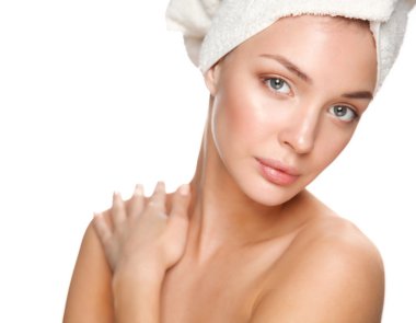 hombre que trabaja en el gimnasio 