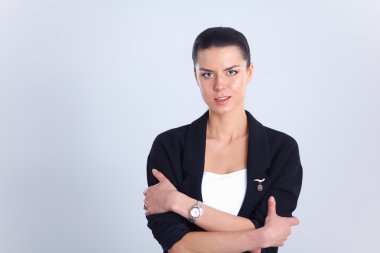 ayakta, gri arka plan üzerinde izole genç kadın