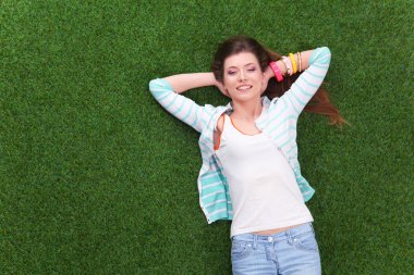 güzel genç kadının başının arkasında elele Üstten Görünüm