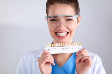 Eşcinsel arka planında duran çekici dişçi.