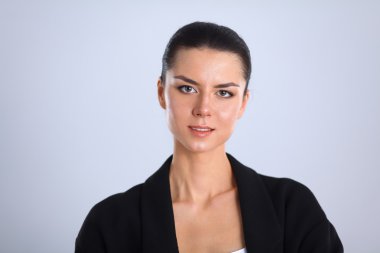 ayakta, gri arka plan üzerinde izole genç kadın