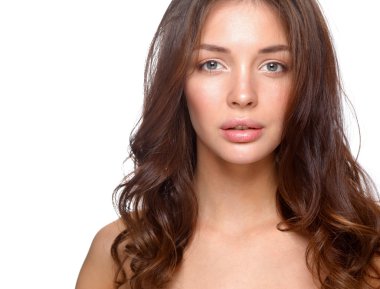 Güzel genç kadın yüzünün yakın portresi. Beyaz arkaplanda izole.