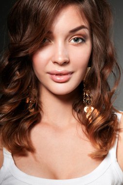 Güzel genç kadın yüzünün yakın portresi.. 