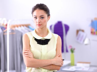 Stüdyoda çalışan modern genç moda tasarımcısı.