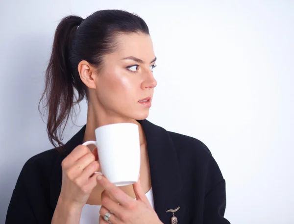 Jonge vrouw met een mok, geïsoleerd op witte achtergrond — Stockfoto