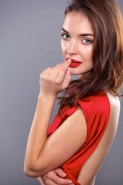 Fiatal szépség nő piros ruhában — Stock Fotó