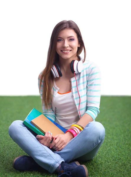 Vrouw lezing boek zit op het groene gras — Stockfoto